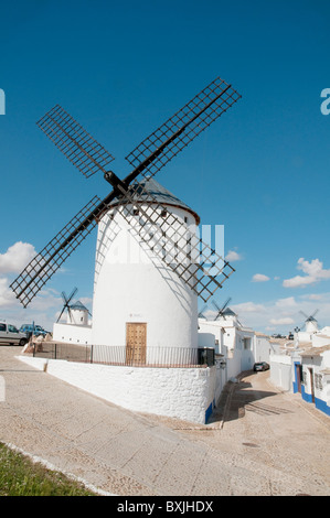 Mulini a vento e street. Campo de Criptana, Ciudad Real Provincia, Castilla La Mancha, in Spagna. Foto Stock