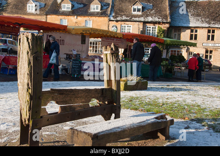 Scorte in primo piano e il mercato agricolo in background nel villaggio di Stow on the Wold in Cotswolds. In Inghilterra. Foto Stock