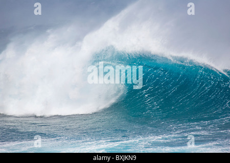 Gigantesca onda con un bel tubo. Foto Stock