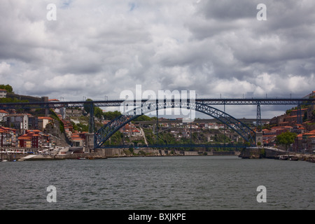 .Ponte sopra il fiume Douro a Oporto in Portogallo Foto Stock