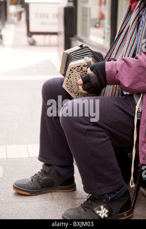 Busker concertina su una strada laterale fuori da Grafton Street Dublino Irlanda Foto Stock
