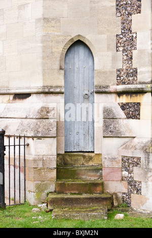 Piccole e strette porta in legno, dettaglio da St Albans Abbey. Foto Stock