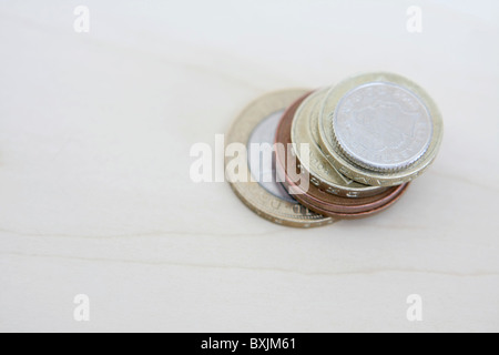 Una piccola pila di sterling monete, che include 2 sterline, £1, 2p e 5p delle monete in euro Foto Stock