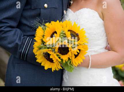 Bouquet di girasoli su un giorno di nozze per una sposa. Bridal bouquet di girasoli Foto Stock