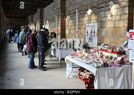 Questa sezione di Durham mercatini di Natale è tenuto entro il chiostro della Cattedrale di Durham Foto Stock