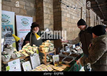 Questa sezione di Durham mercatini di Natale è tenuto entro il chiostro della Cattedrale di Durham Foto Stock