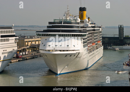 "Costa Atlantica' ormeggio tra le altre navi passeggeri a Venezia Italia Foto Stock