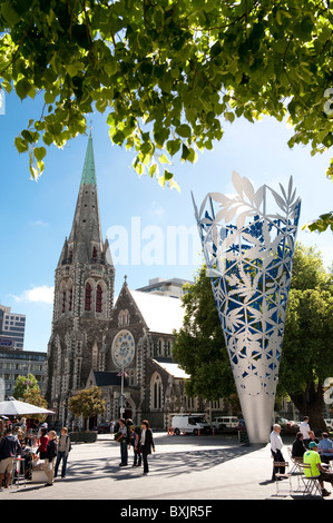 Neil Dawson's conico acciaio calice scultura domina piazza della cattedrale di Christchurch centro citta'. Foto Stock