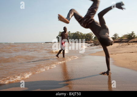 I giovani esercitano sulle rive del Lago Malawi vicino alla città di Karonga, Malawi in Africa australe. Foto Stock