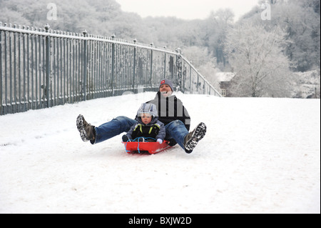 Il padre e il figlio lo slittino in tutta l'Ironbridge Shropshire Foto Stock