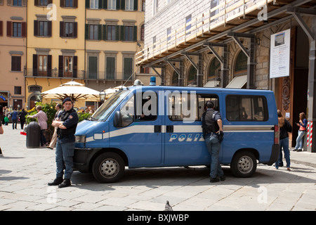 La presenza della polizia per le strade di Firenze Foto Stock