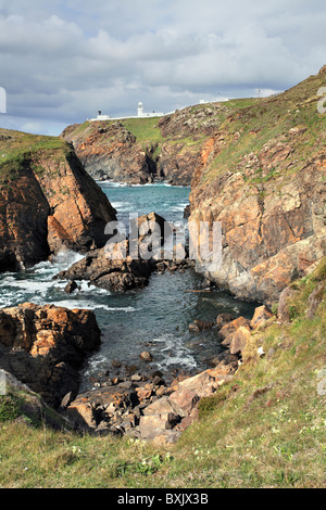 Pendeen Guarda Lighthouse vicino a Pendeen visto attraverso Enys Zawn Foto Stock