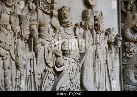 Pietra scolpita rilievi al Monastero Po Lin a Ngong Ping Lantau Island Hong Kong Cina Foto Stock