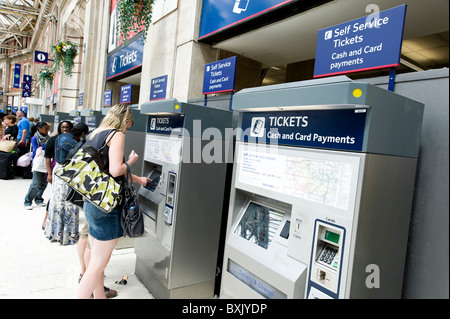 Persone con biglietto del treno di macchine presso la stazione di Waterloo, London, England, Regno Unito Foto Stock