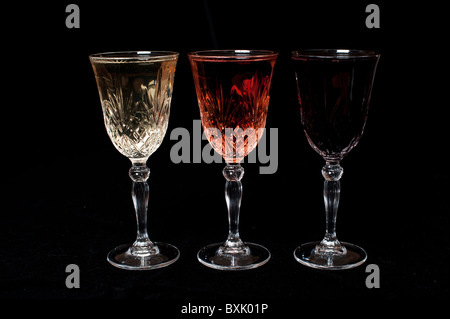Rosso, bianco e rosa bicchieri di vino Foto Stock