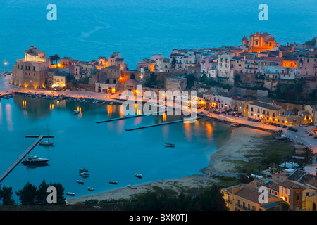 Vista sul porto al tramonto, Castellammare del Golfo, Sicilia, Italia Foto Stock