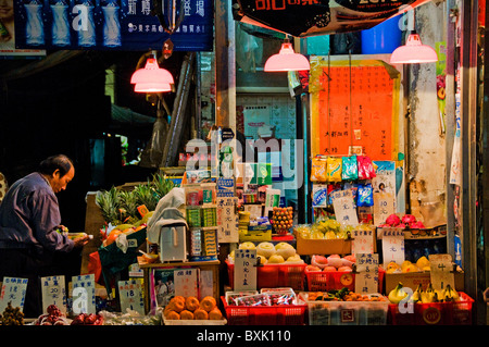 I clienti orientali nella parte anteriore del mercato di frutta e verdura in centro a Hong Kong Cina Foto Stock