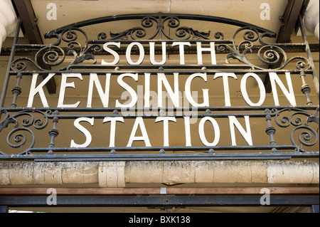 La stazione della metropolitana di South Kensington, Londra, Inghilterra, Regno Unito Foto Stock