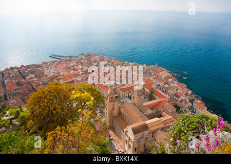 Cefalu da La Rocca costa nord della Sicilia Italia Foto Stock