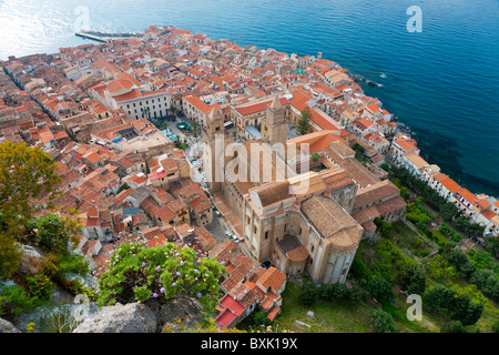 Cefalu da La Rocca costa nord della Sicilia Italia Foto Stock