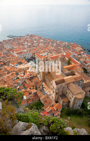 Cefalu da La Rocca costa nord della Sicilia Italia Foto Stock