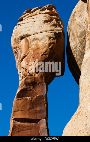 Un freestanding pilastro di pietra arenaria in Indian Creek Canyon dello Utah, Stati Uniti d'America. Foto Stock