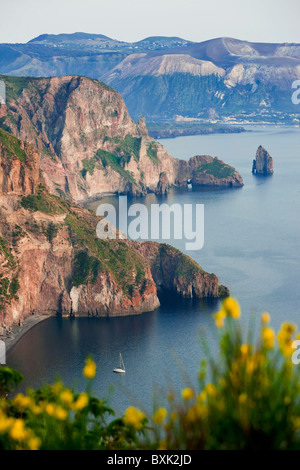 Vista dell'isola di Vulcano da Quattrocchi, isola di Lipari, Sicilia, Italia Foto Stock