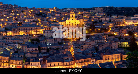 Vista su Modica & San Giorgio cattedrale (stile barocco), Sicilia, Italia Foto Stock