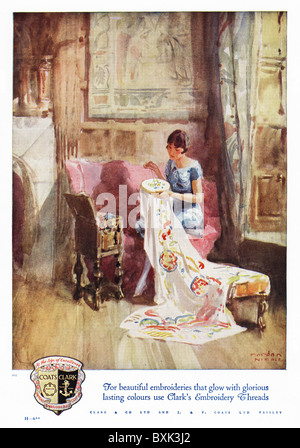 Annuncio 1920s piena pagina a colori spot per cappotti di Clark e fili di ricamo in rivista femminile circa 1929 Foto Stock