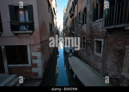 Piccoli canali di Venezia Foto Stock