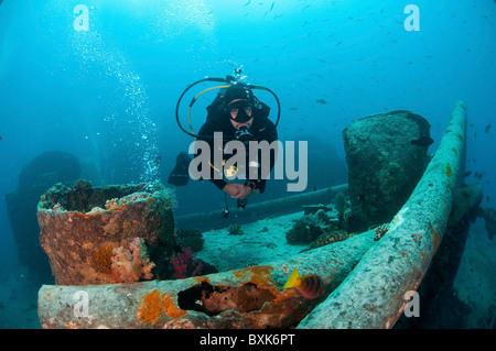 Subacqueo a un naufragio presso il Parco Nazionale di Ras Mohammed, il Mare Rosso, Il Sinai, Egitto, Foto Stock