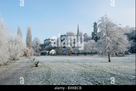 Heavy trasformata per forte gradiente gelo in inverno accanto al fiume a Ross-on-Wye Foto Stock