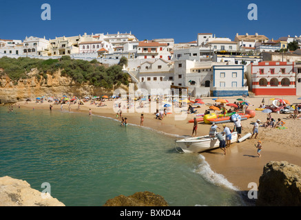 Praia Do Carvoeiro In estate, barca da pesca di prendere i turisti lungo la costa Foto Stock