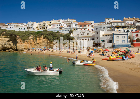 Praia Do Carvoeiro In estate, barca da pesca di prendere i turisti lungo la costa Foto Stock