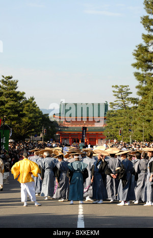 Esecutori al Santuario Heian durante il Jidai Matsuri a Kyoto in Giappone Foto Stock