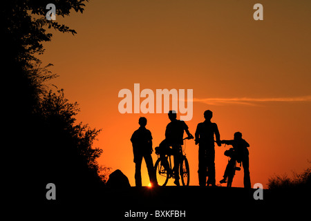 Sagome dei loro figli a scuola con biciclette di Andhra Pradesh in India del Sud Foto Stock