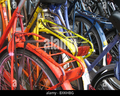 Molte le biciclette parcheggiate alla stazione centrale di Utrecht Foto Stock