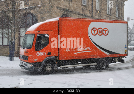 TNT camion nella neve, Warwick Town Center, REGNO UNITO Foto Stock