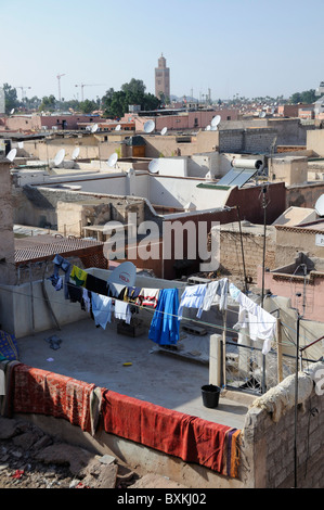 Vista sul tetto con minareto di Koutoubia di distanza alle rovine di Badii Palace Foto Stock