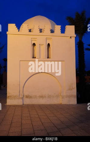 White Koubba, tomba di Fatima Zohra esterno su Avenue Mohammed V di notte a Marrakech Foto Stock