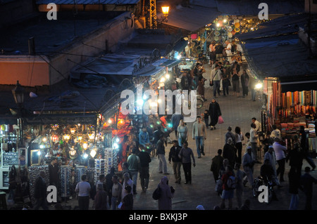 La folla & general street in scena al souk ingresso, dal Cafè de France a Djemaa el Fna luogo di incontro di Marrakech Foto Stock