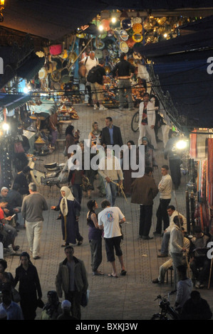 La folla & general street in scena al souk ingresso, dal Cafè de France a Djemaa el Fna luogo di incontro di Marrakech Foto Stock