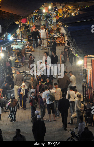 La folla e il generale scena di strada al souk dell'ingresso, dal Cafè de France a occupato Djemaa el Fna luogo di incontro Foto Stock