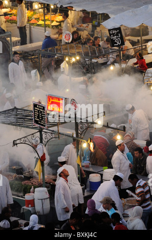 Vista sul foodstalls di notte dal ghiacciaio Cafe a Djemaa el Fna luogo di incontro di Marrakech Foto Stock