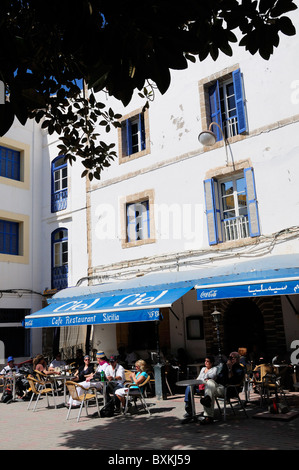Caffè sulla place moulay Hassan Foto Stock