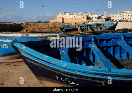 Barche da pesca con vista verso la Skala de la Ville Foto Stock