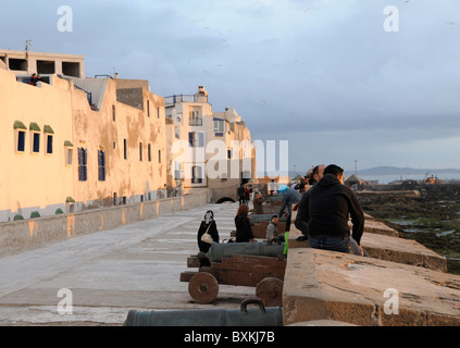 Bastioni al tramonto con People & canonici, Skala de la Ville Foto Stock