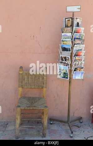 Cartoline e sedia nel mercato centrale, Marrakech Foto Stock