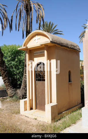 Vista di un Mausoleo nel cimitero europeo di Marrakech Foto Stock