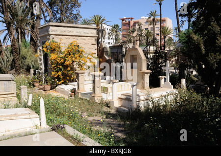 Vista di alcuni mausolei con nuovo alto fondale in Parlamento il cimitero di Marrakech Foto Stock